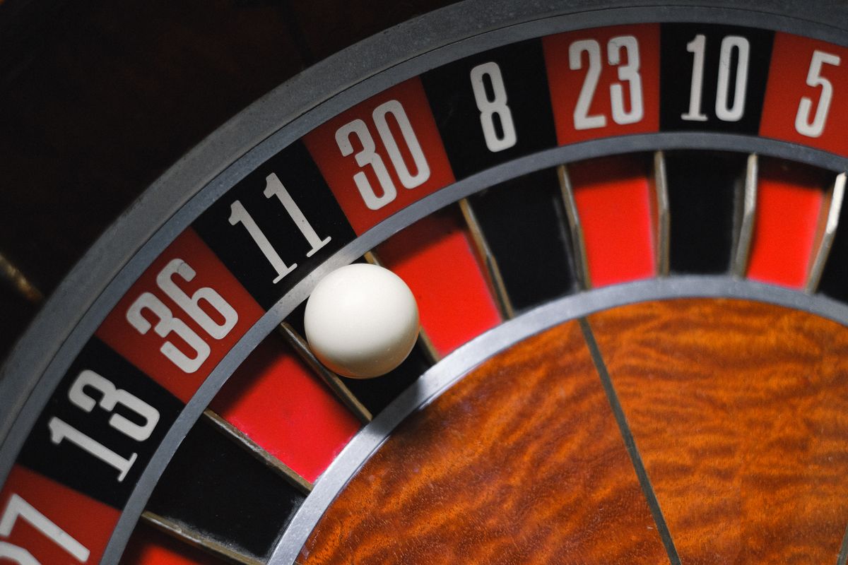 Roulette kasino dengan bola di atas roda