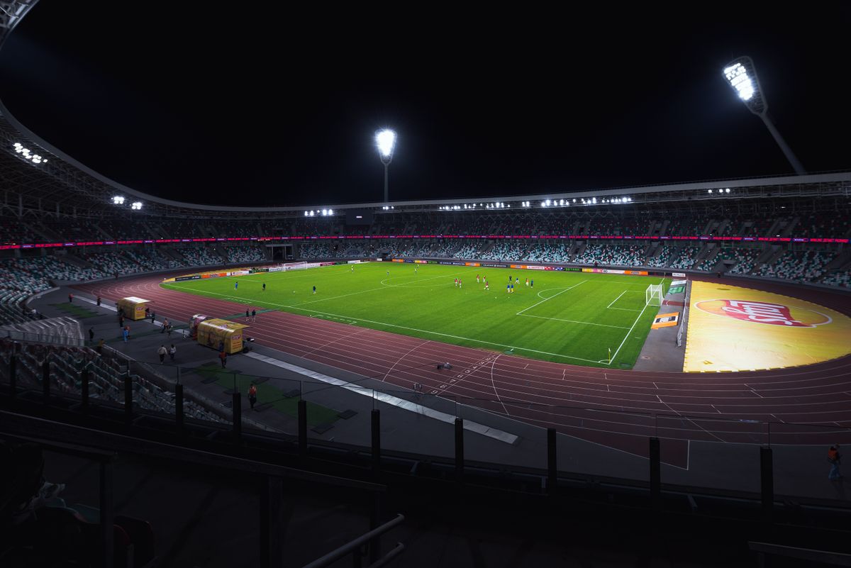 Stadion sepak bola menyala di malam hari