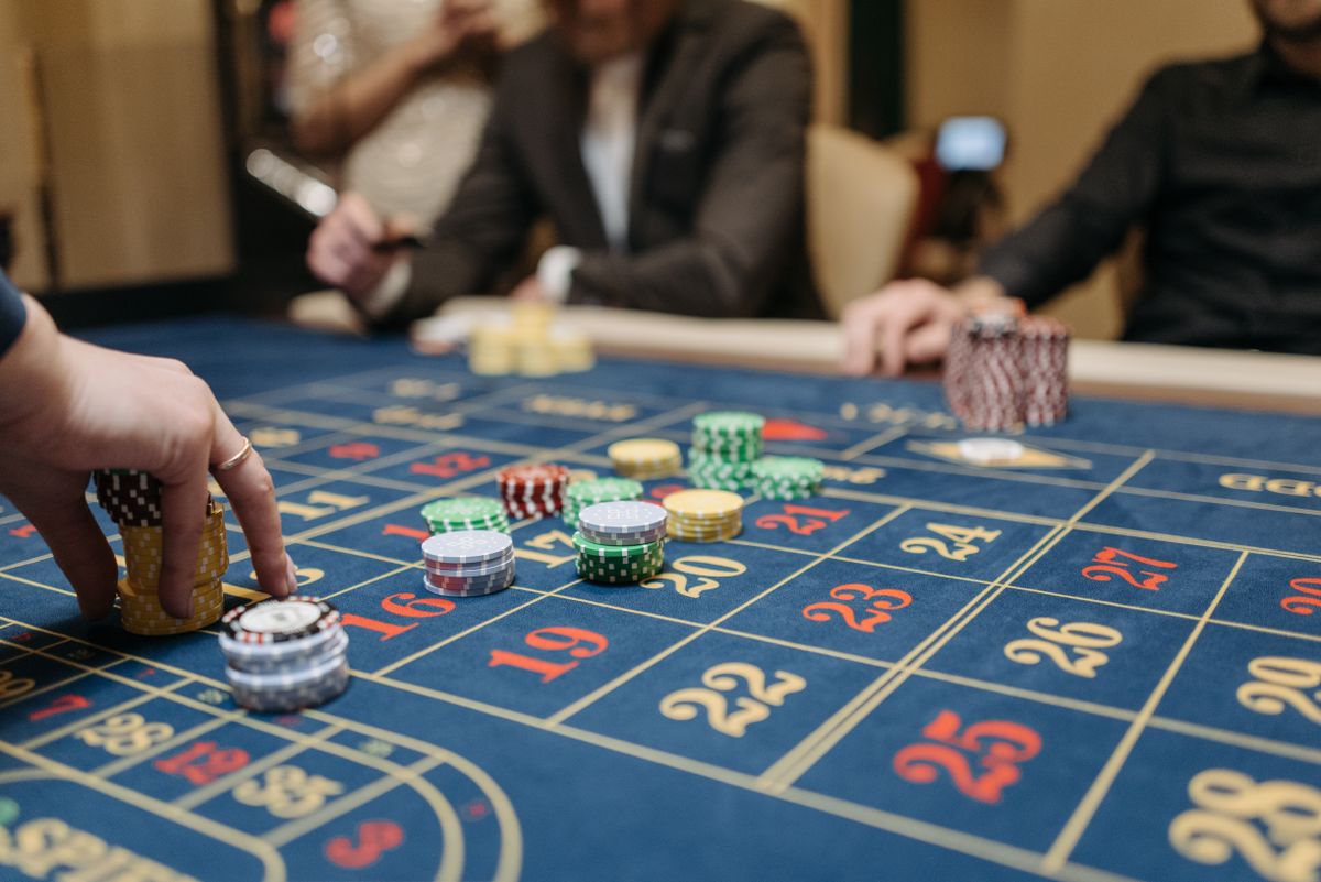 Tangan menempatkan chip di atas meja taruhan