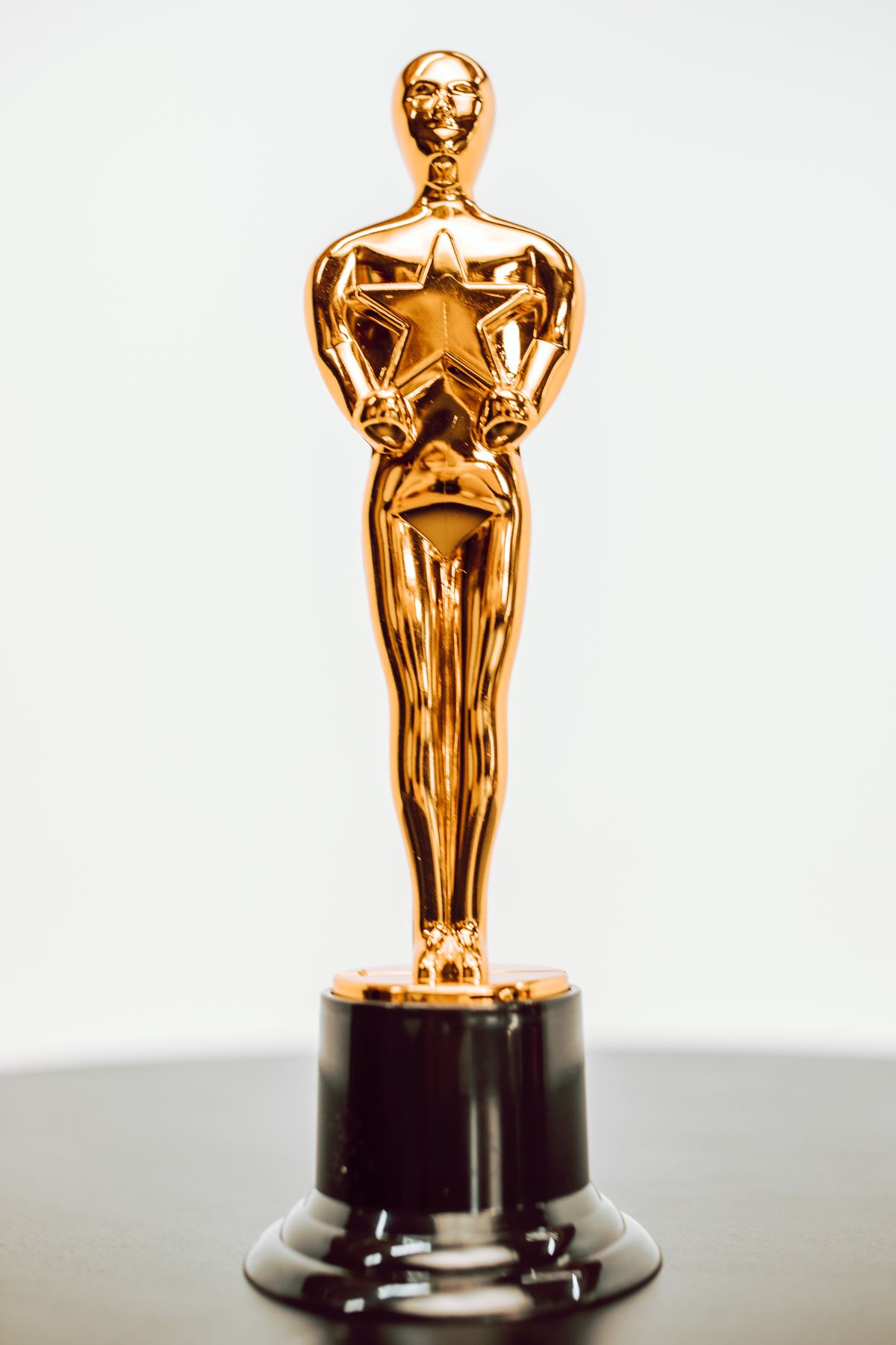 Piala emas di atas meja